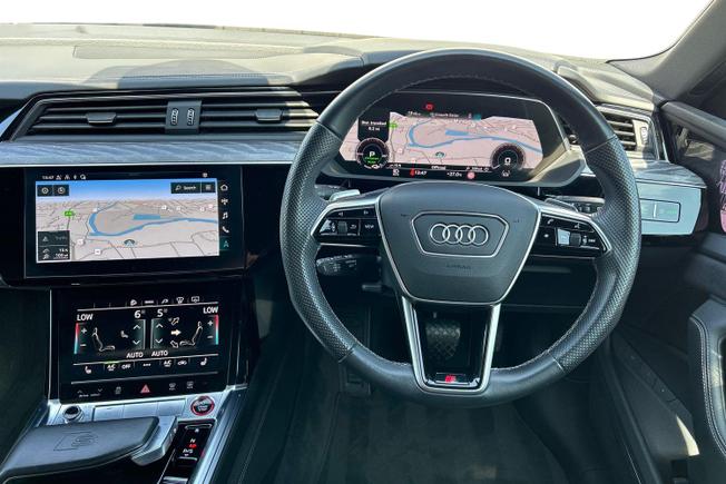 Audi e-tron S Photo 11