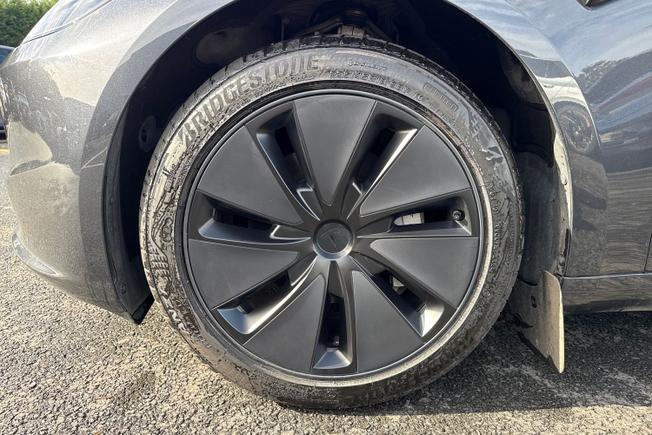TESLA Model 3 Photo 5