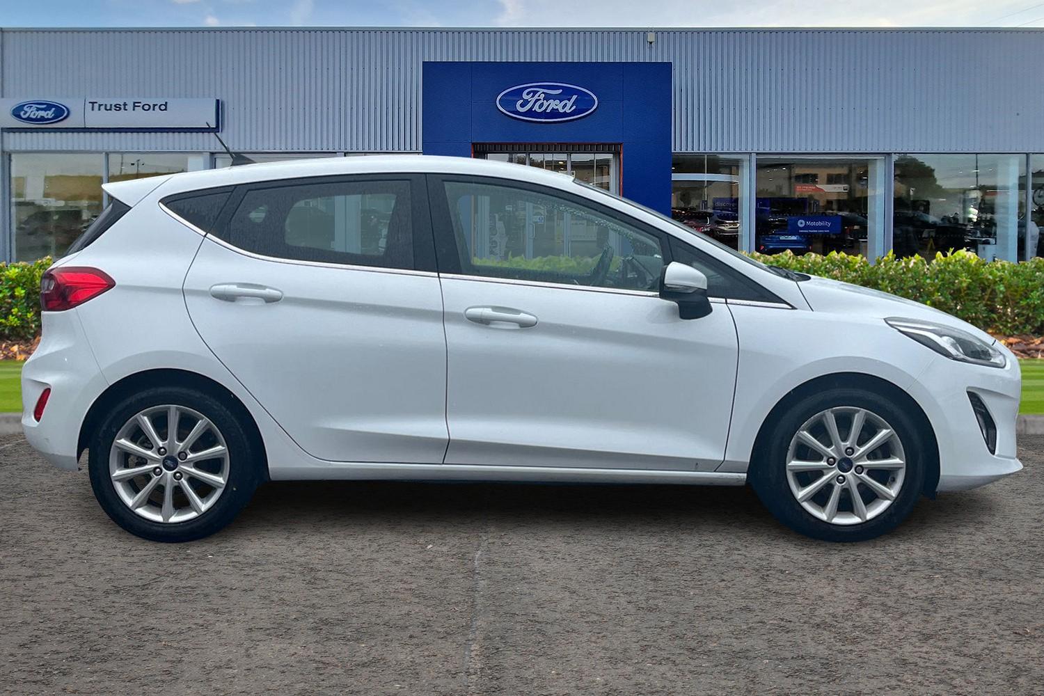 Ford FIESTA Photo 2