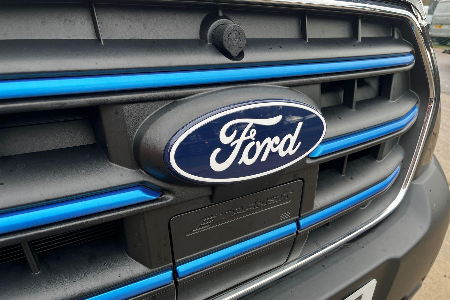 Ford E-TRANSIT Photo 21