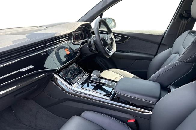 AUDI Q7 Photo 2