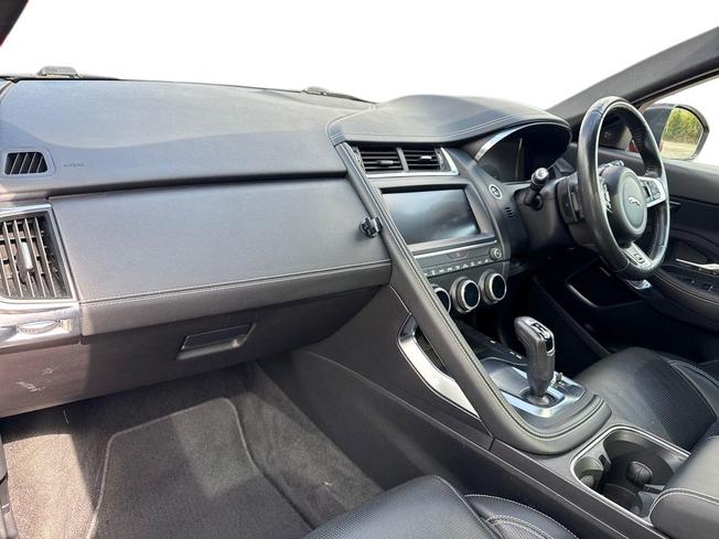 Jaguar E-PACE Photo 2