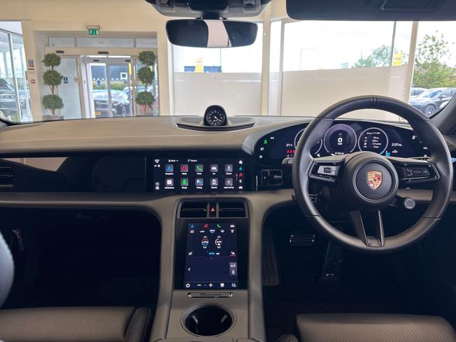 PORSCHE Taycan Photo 27