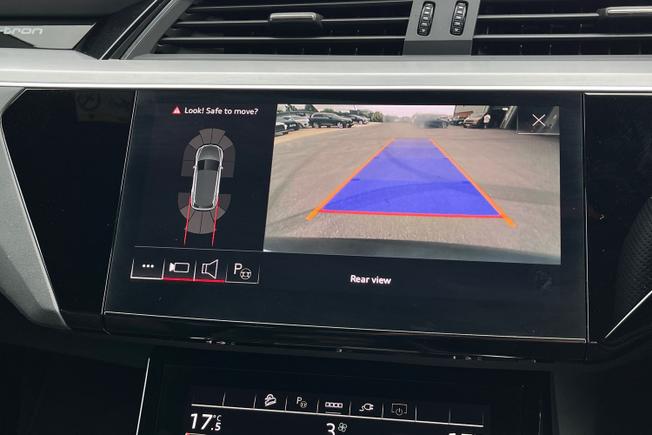 AUDI e-tron Photo 36