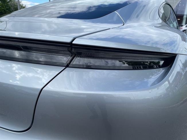 Porsche Taycan Photo 18