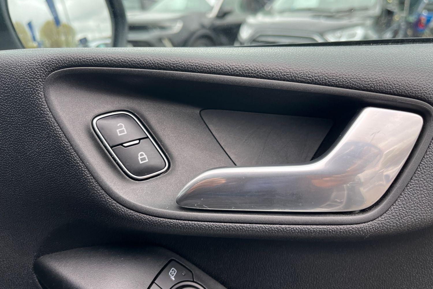 Ford Fiesta Photo 32