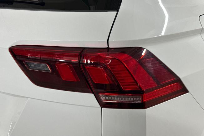 VOLKSWAGEN Tiguan Photo 18