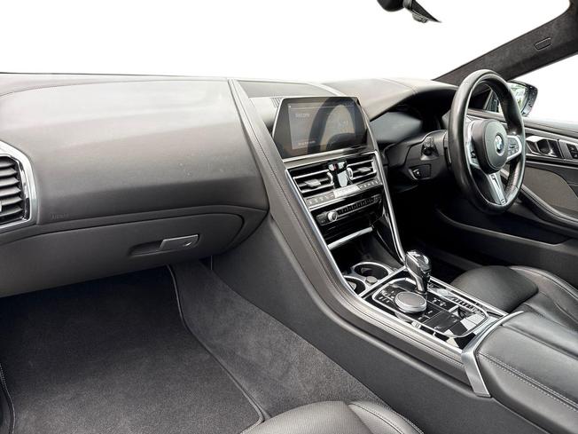 BMW 8 Series Photo 2