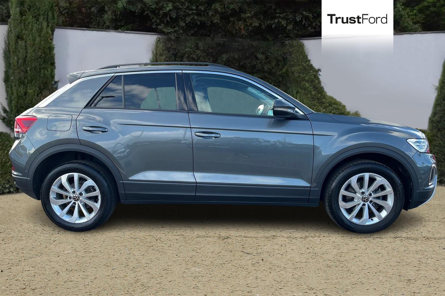 Volkswagen T-Roc Photo 2