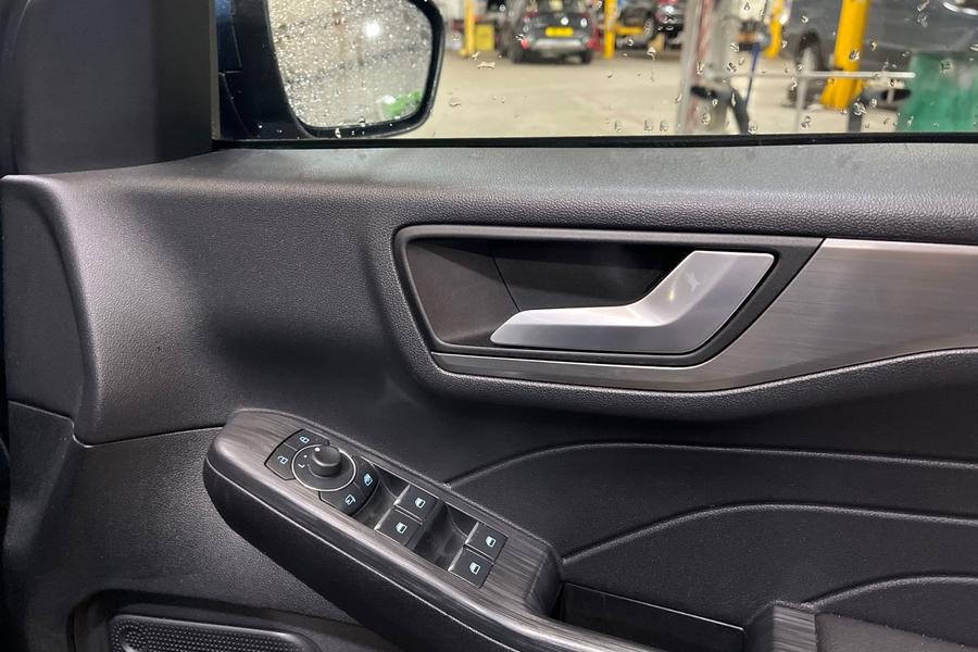 Ford KUGA Photo autoimg-9b3169a21430a90c67edb70446e5b9a4da070fee.jpg