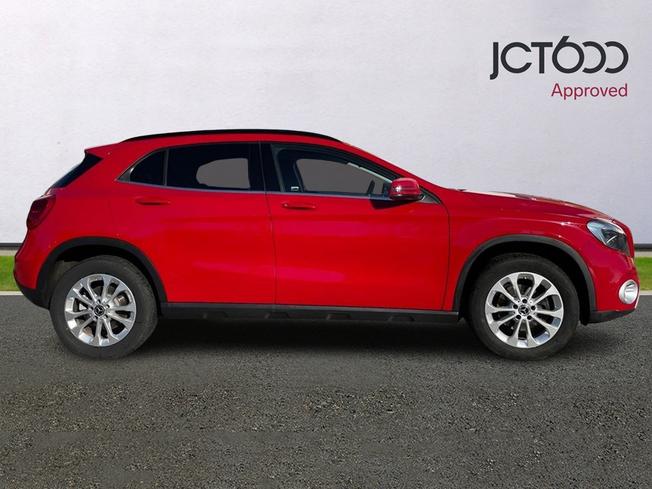 MERCEDES-BENZ GLA Photo 4