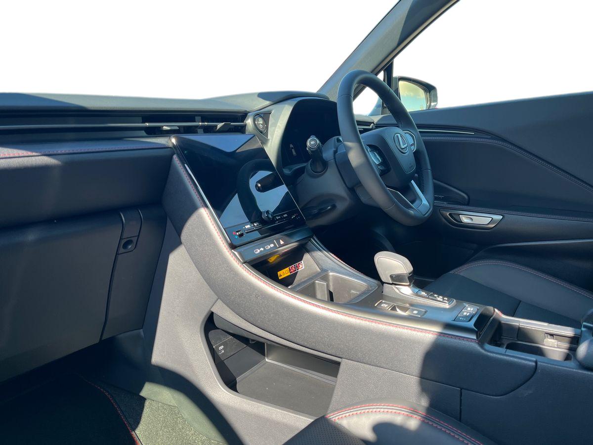 Lexus LBX Photo 2
