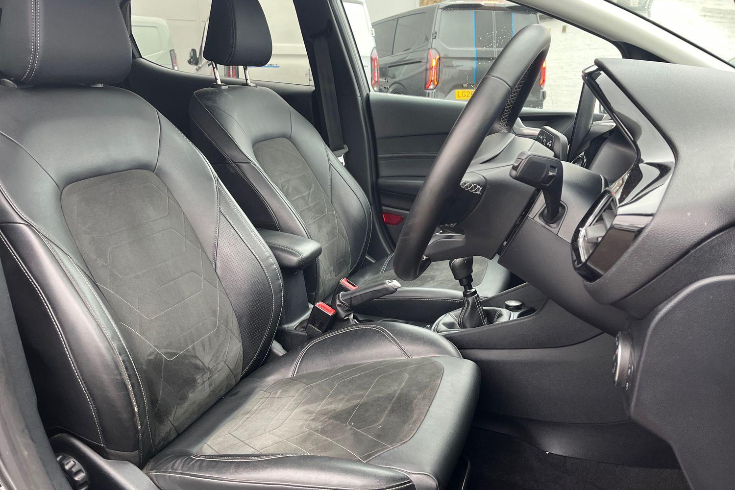 Ford FIESTA Photo 16