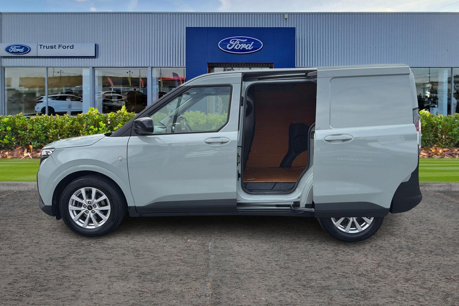Ford TRANSIT COURIER Photo 4