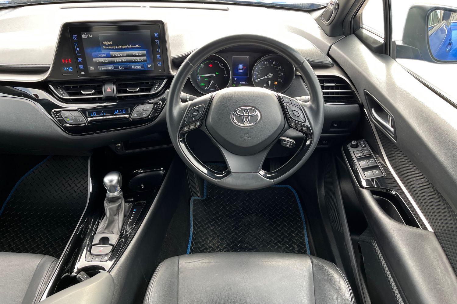 Toyota C-HR Photo 10