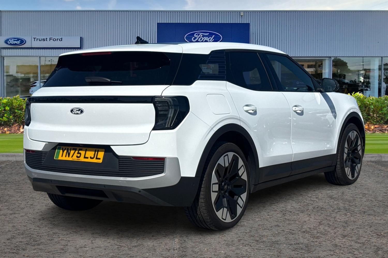 Ford Explorer Photo 3
