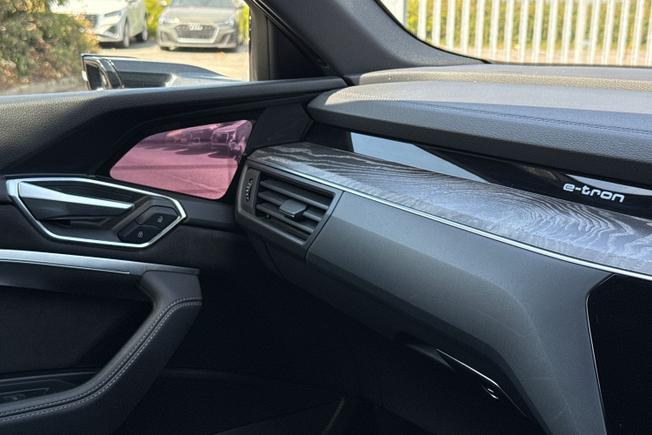 AUDI e-tron Photo 34