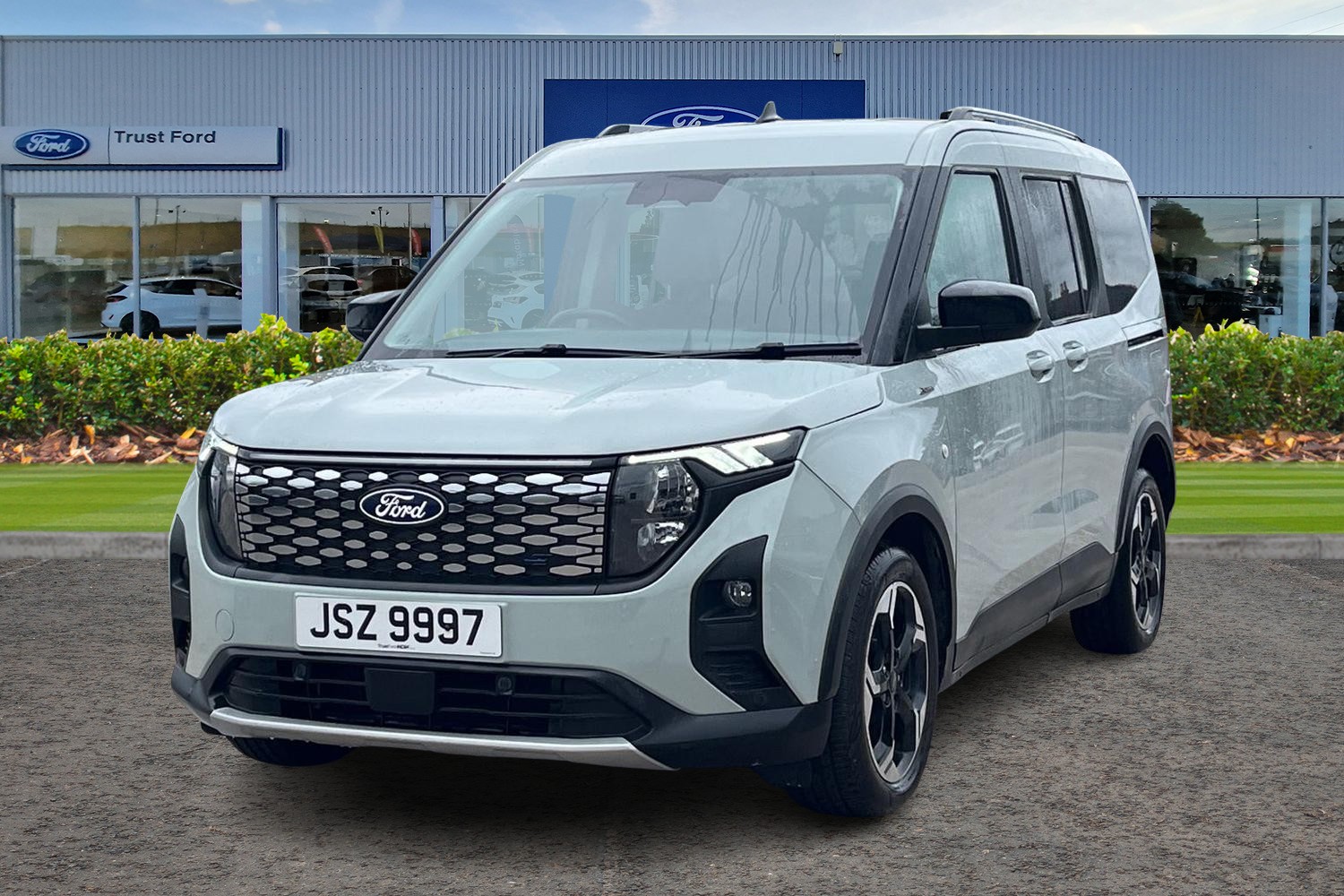Ford E-Tourneo Courier Photo 4