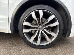 VOLKSWAGEN Tiguan Photo 5