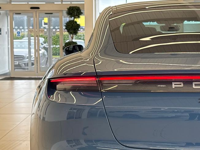 PORSCHE Taycan Photo 23