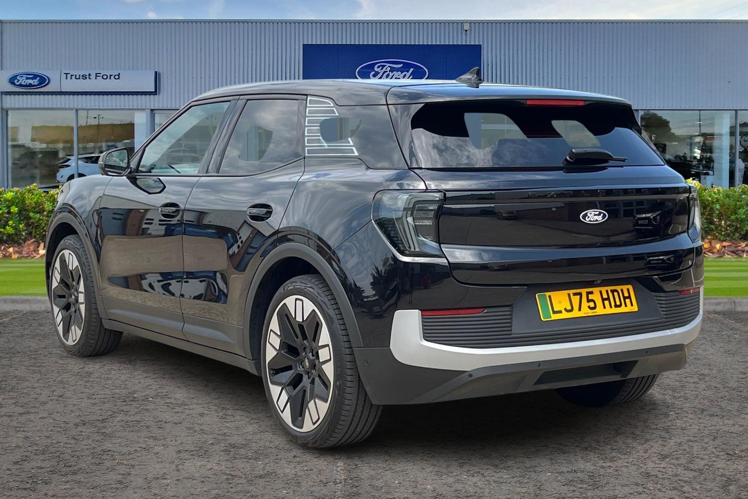 Ford Explorer Photo 1