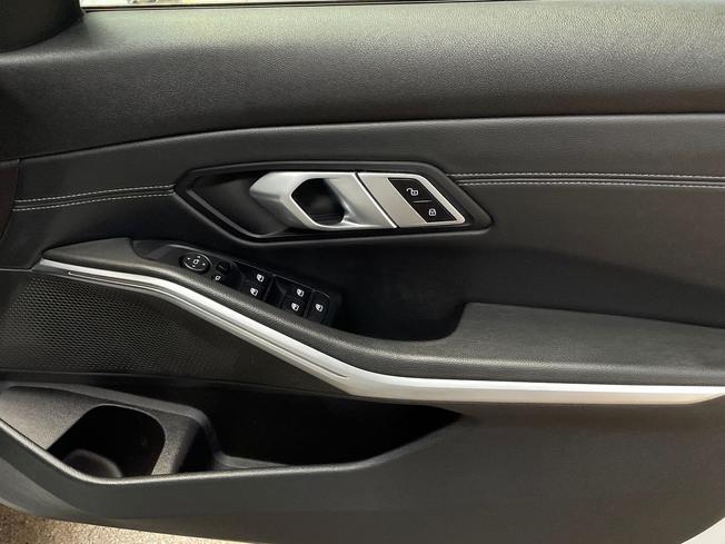 BMW 3 Series Photo 29