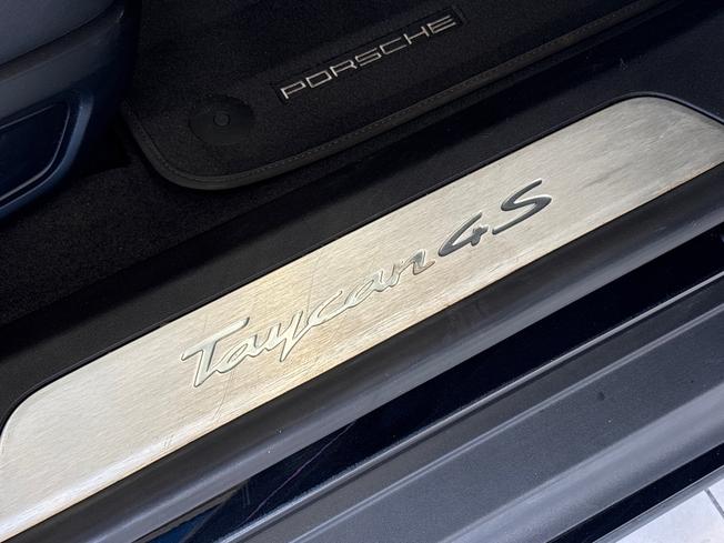 PORSCHE Taycan Photo 30