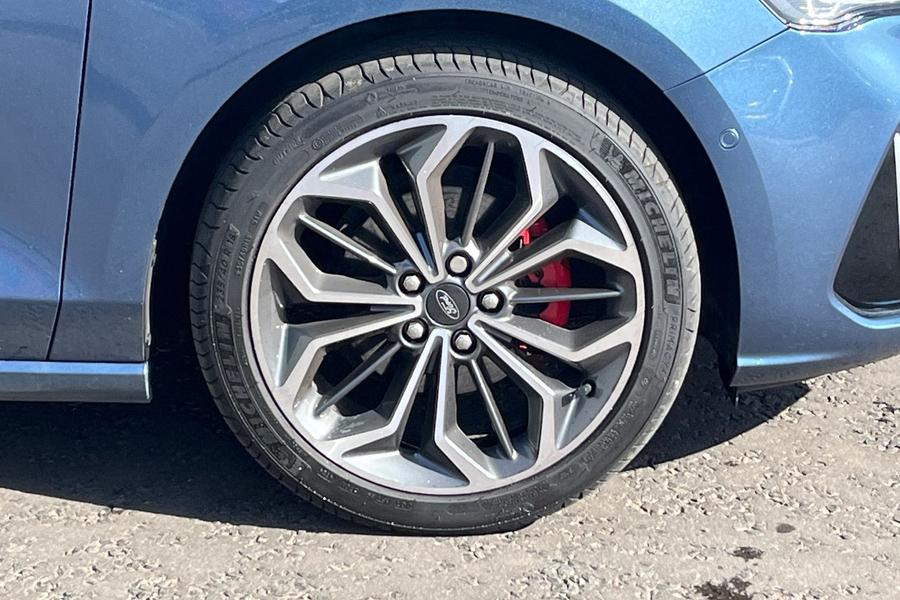 Ford FOCUS Photo autoimg-9c999fee7fc9c6b4e3f3cdae802c6779449582c5.jpg