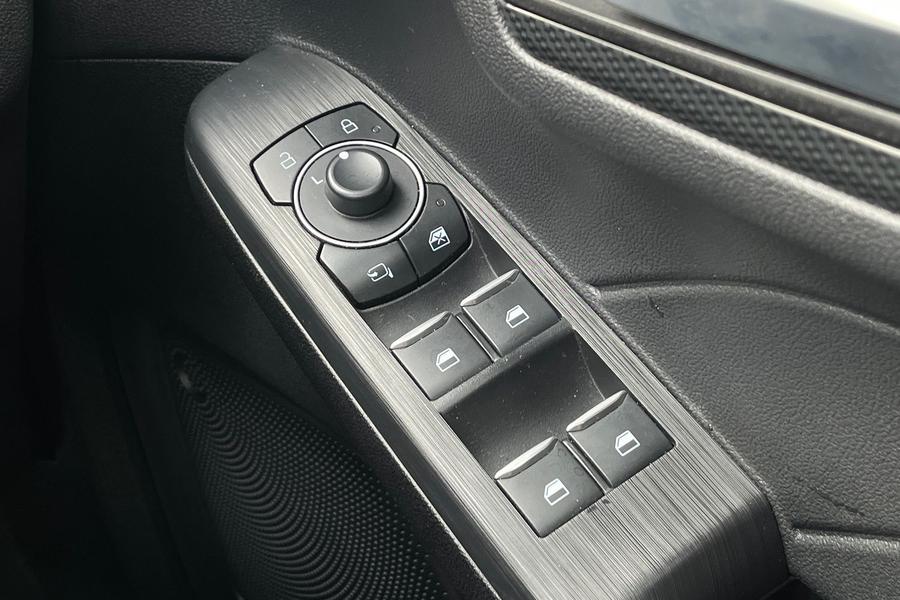 Ford Kuga Photo autoimg-9ca4260b999a11ee16c156fa4dfd4efbe4fc6fe9.jpg