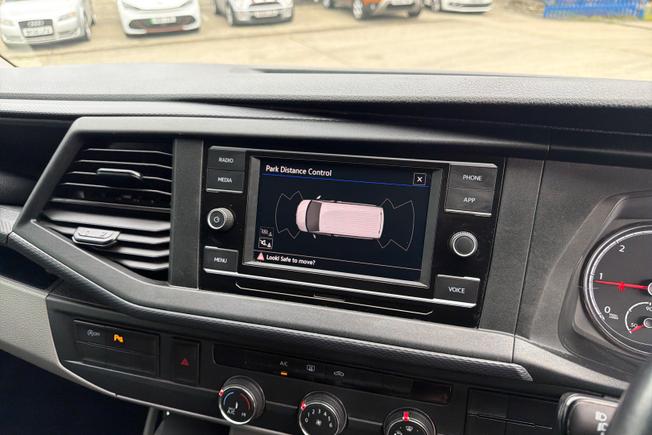VOLKSWAGEN Transporter Shuttle Photo 45