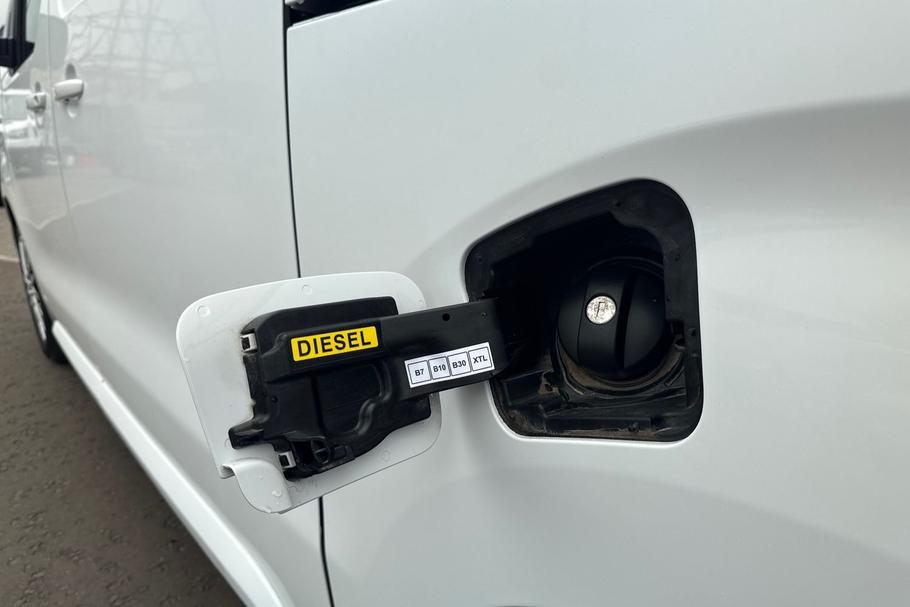 Used Vauxhall VIVARO DT73BWJ 19