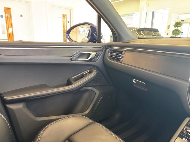 PORSCHE Macan Photo 44