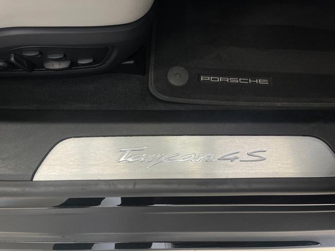 PORSCHE Taycan Photo 30