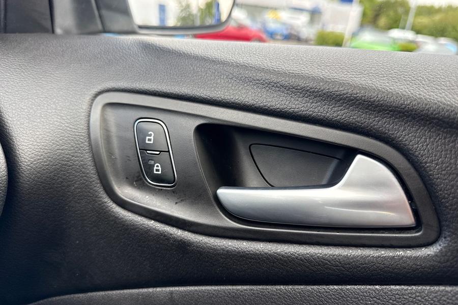 Ford KUGA Photo autoimg-9d0b18a94cfe4690f085b8af40ebf80fdb71b2d7.jpg