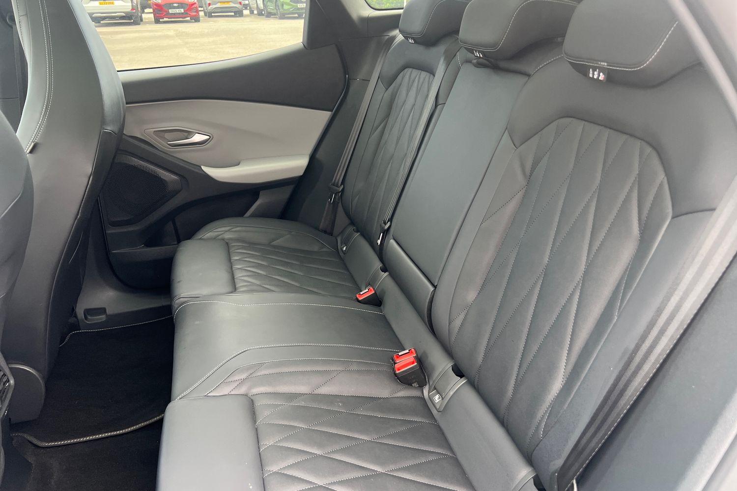 Ford EXPLORER Photo 19