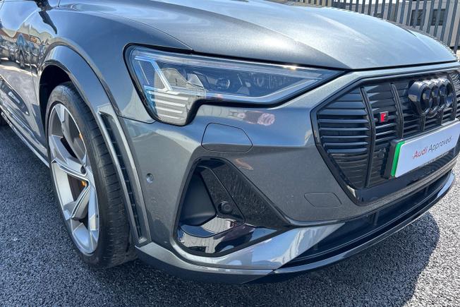 Audi e-tron S Photo 29