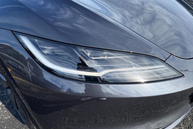 TESLA Model 3 Photo 19