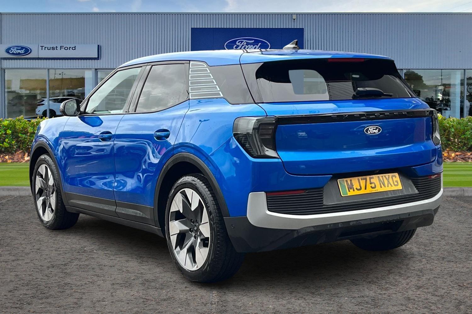 Ford Explorer Photo 1