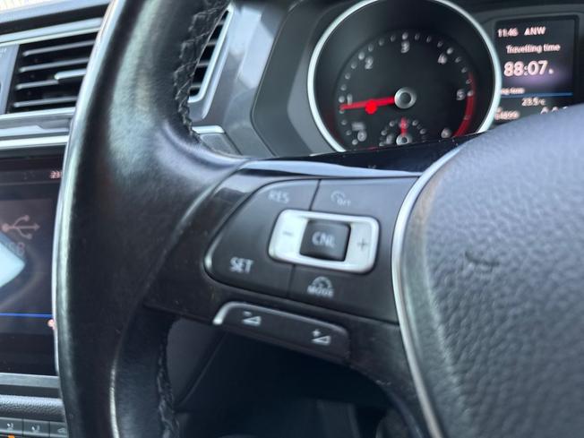 VOLKSWAGEN Tiguan Photo 16