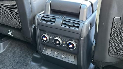 Land Rover Defender Photo autoimg-9d58baa24e57a2181df3db08ec6e586bc910debc.jpg
