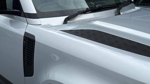 Land Rover Defender Photo autoimg-9d61dd275b309af0f8431af1a735bd5a1197b768.jpg