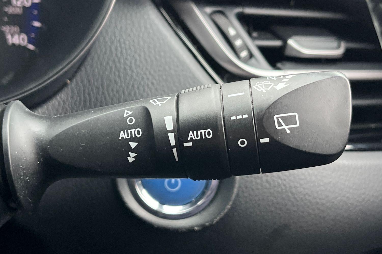 Toyota C-HR Photo 14