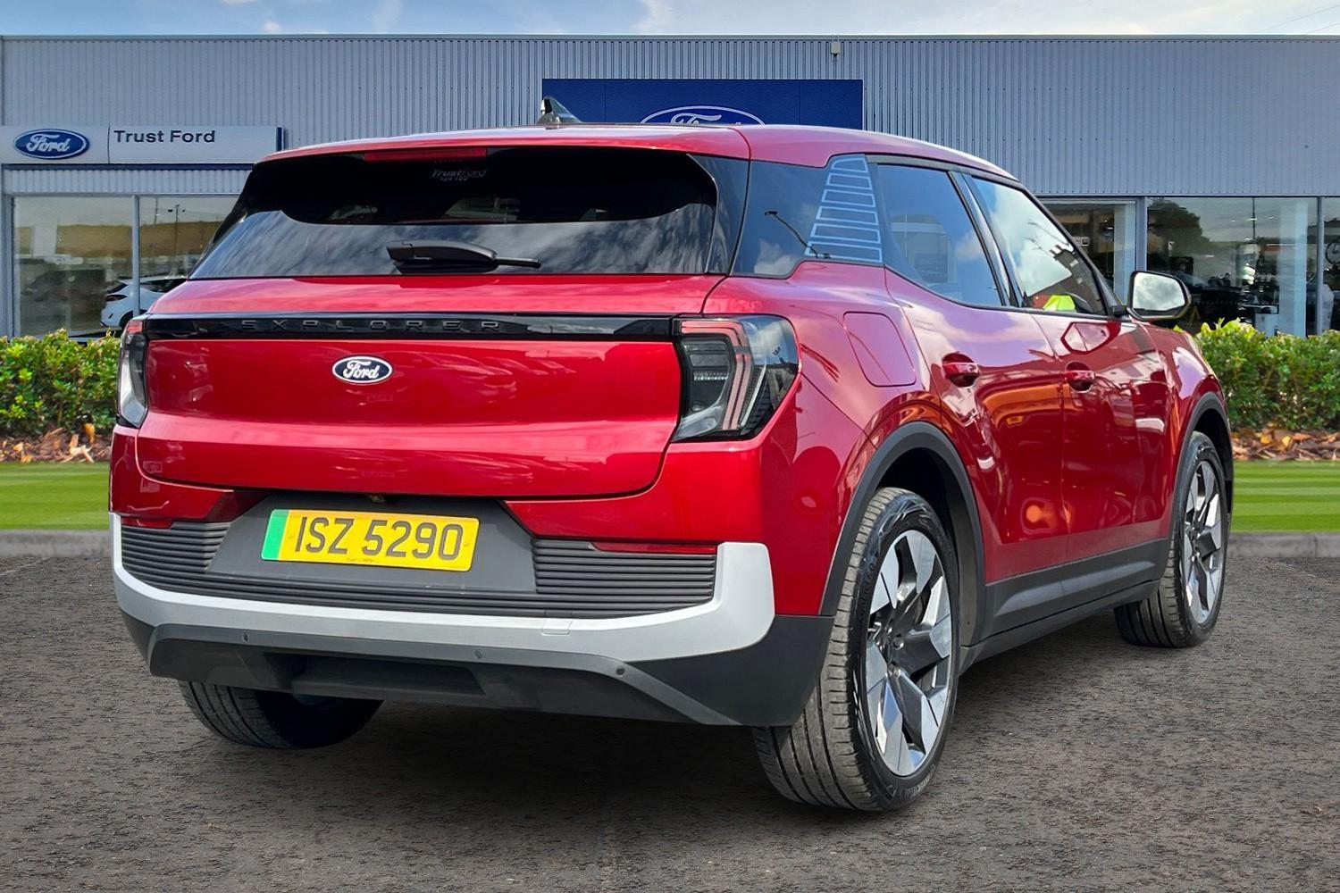 Ford Explorer Photo 3