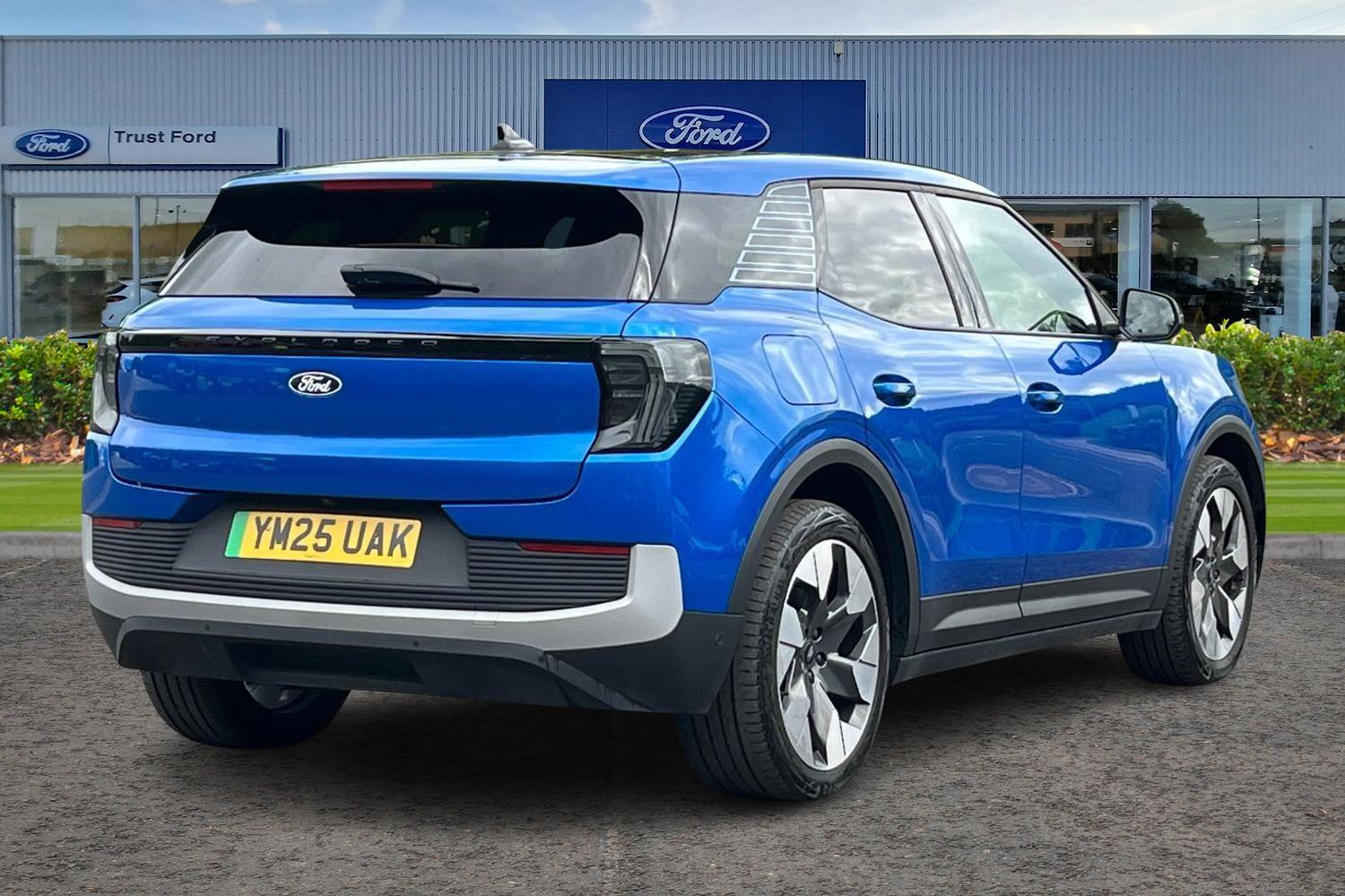 Ford Explorer Photo 3
