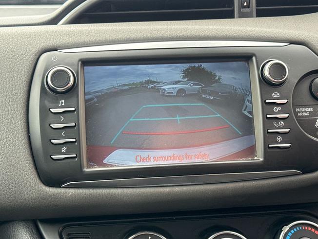 TOYOTA Yaris Photo 32