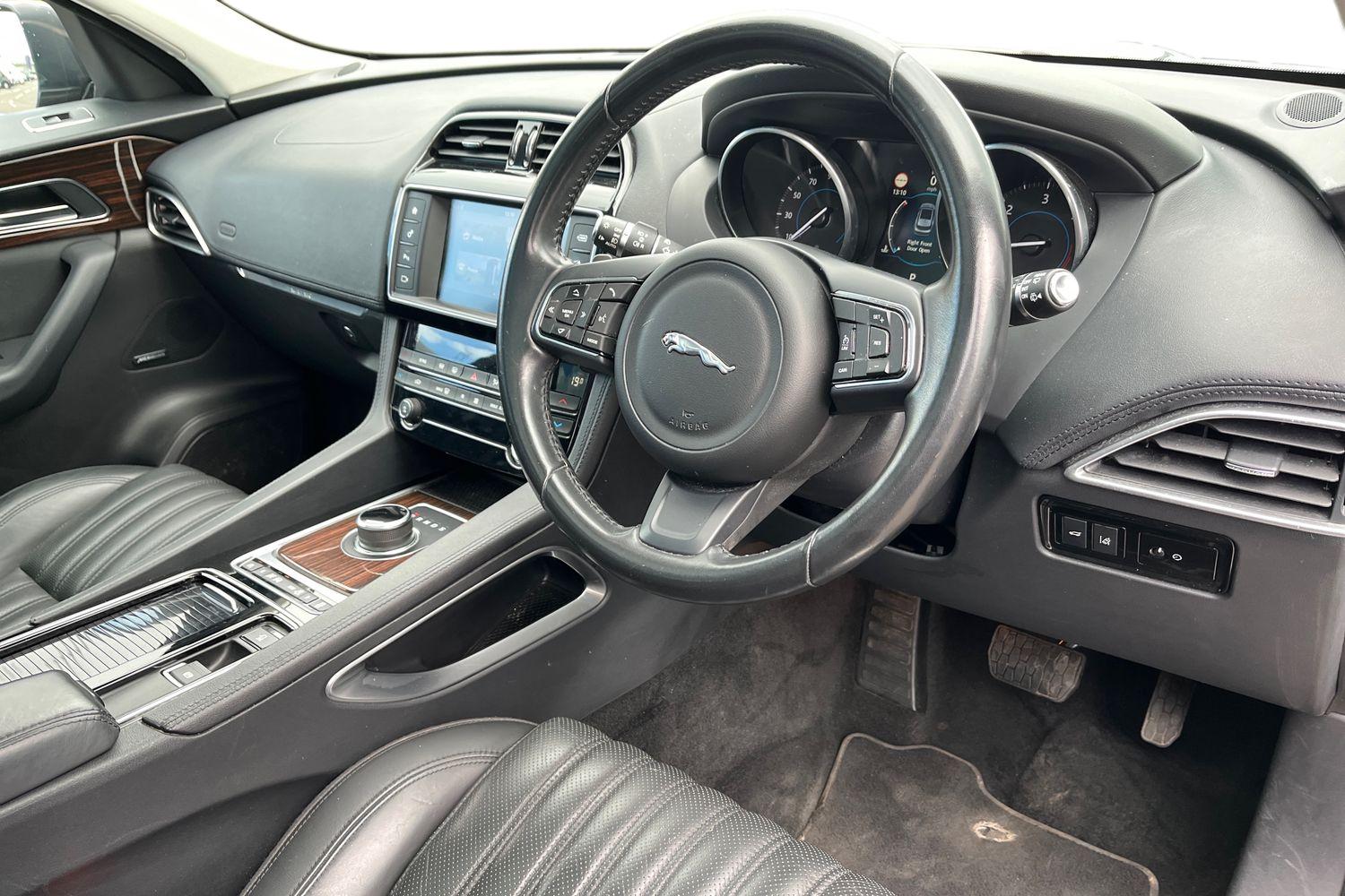 Jaguar F-PACE Photo 8