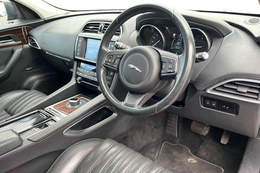 Jaguar F-PACE Photo autoimg-9dd369f332a929175f4953f07e64d3fe9c241195.jpg