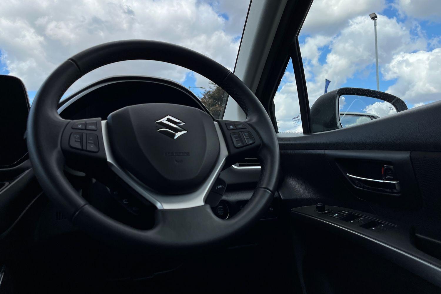 Suzuki S-CROSS Photo 11