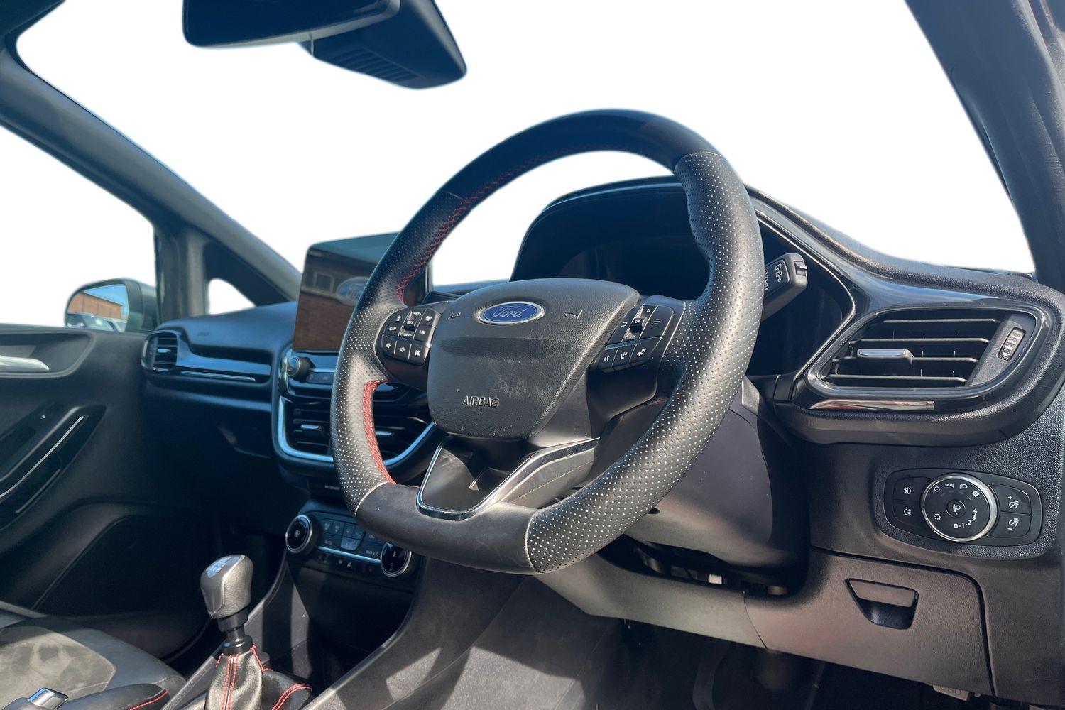 Ford FIESTA Photo 8