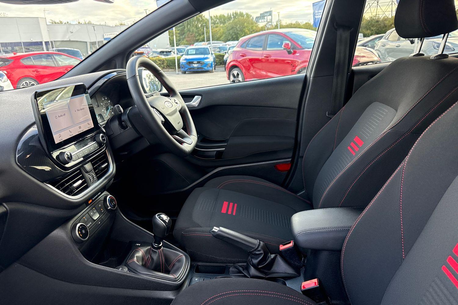 Ford FIESTA Photo 18
